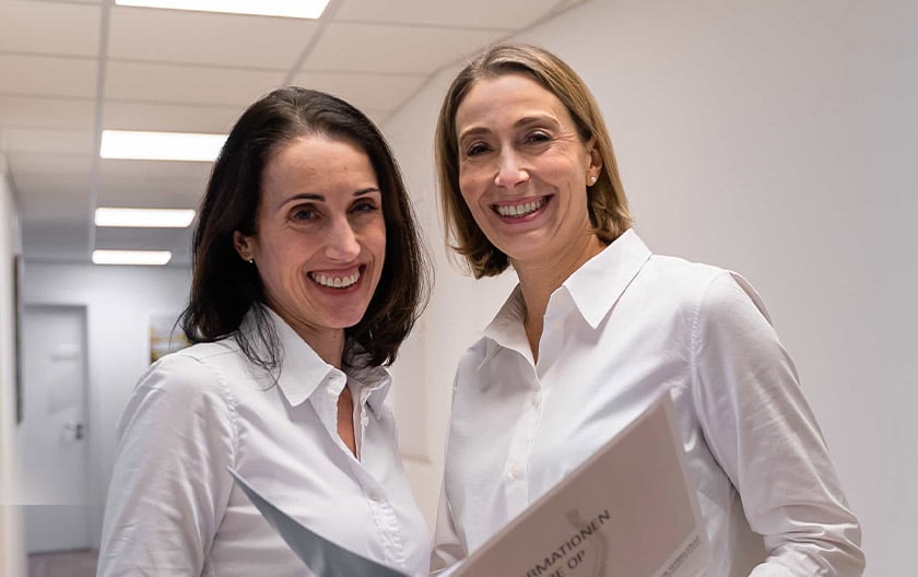 Zwei Mitarbeiterinnen im Flur des Zentrums für Wirbelsäulenchirurgie