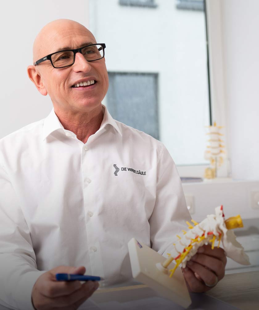 Prof. Dr. med. Karl Kiening in seinem Büro  Zentrum für Wirbelsäulenchirurgie Dr. Wiedenhöfer und Kollegen in Heidelberg